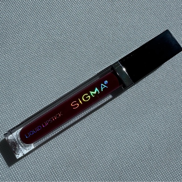 NWT Sigma Beauty Liquid Lipstick - Belladonna - Picture 2 of 3